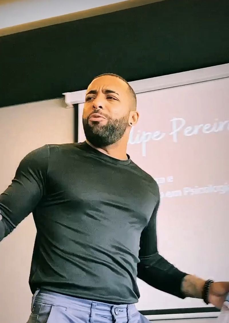 Felipe em movimento durante uma palestra
