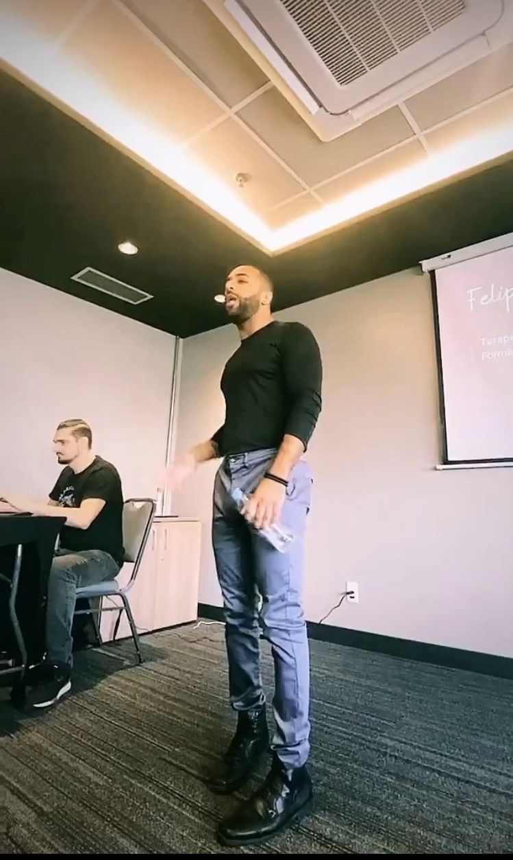 Felipe palestrando numa sala de treinamento