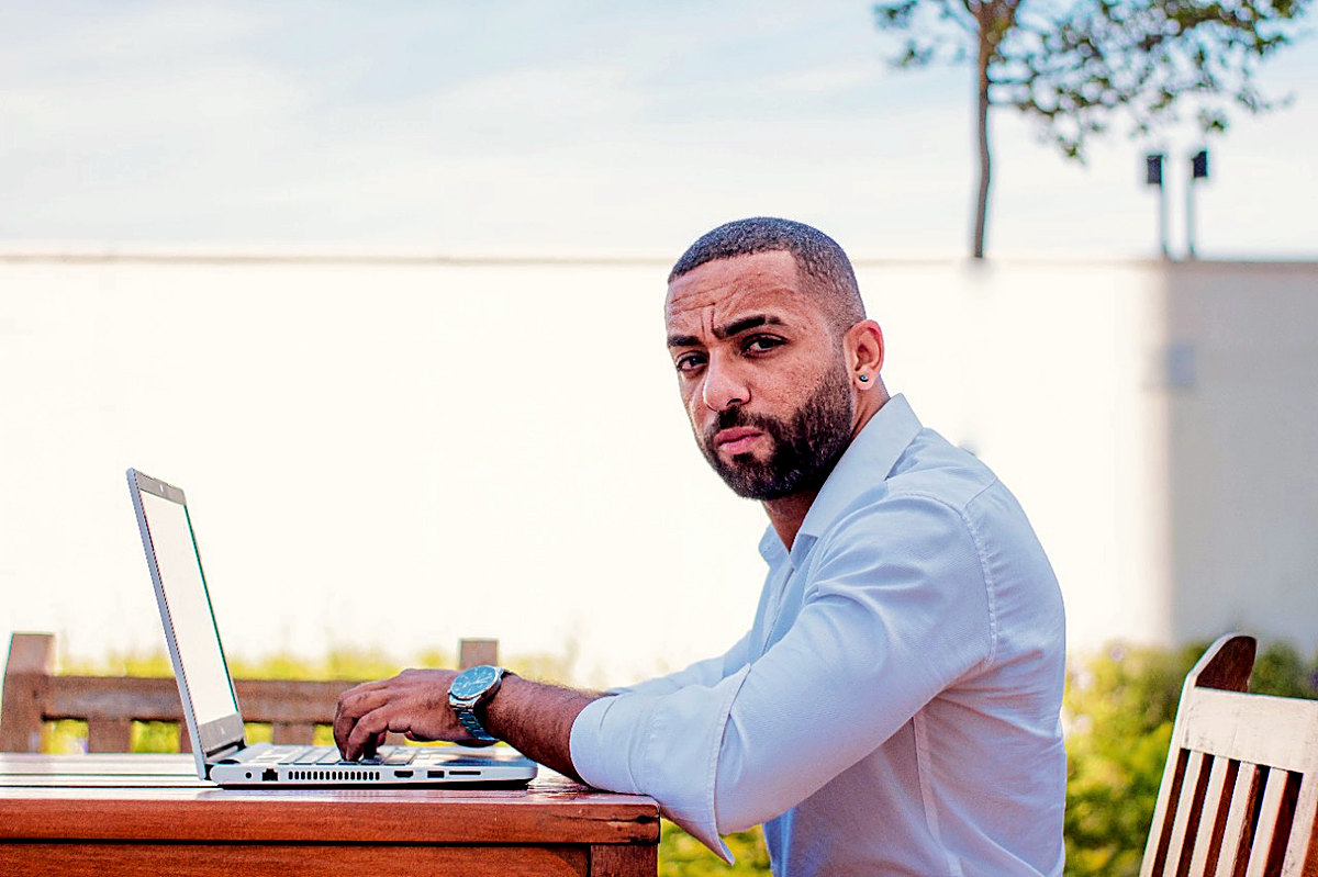 Felipe Pereira trabalhando no notebook