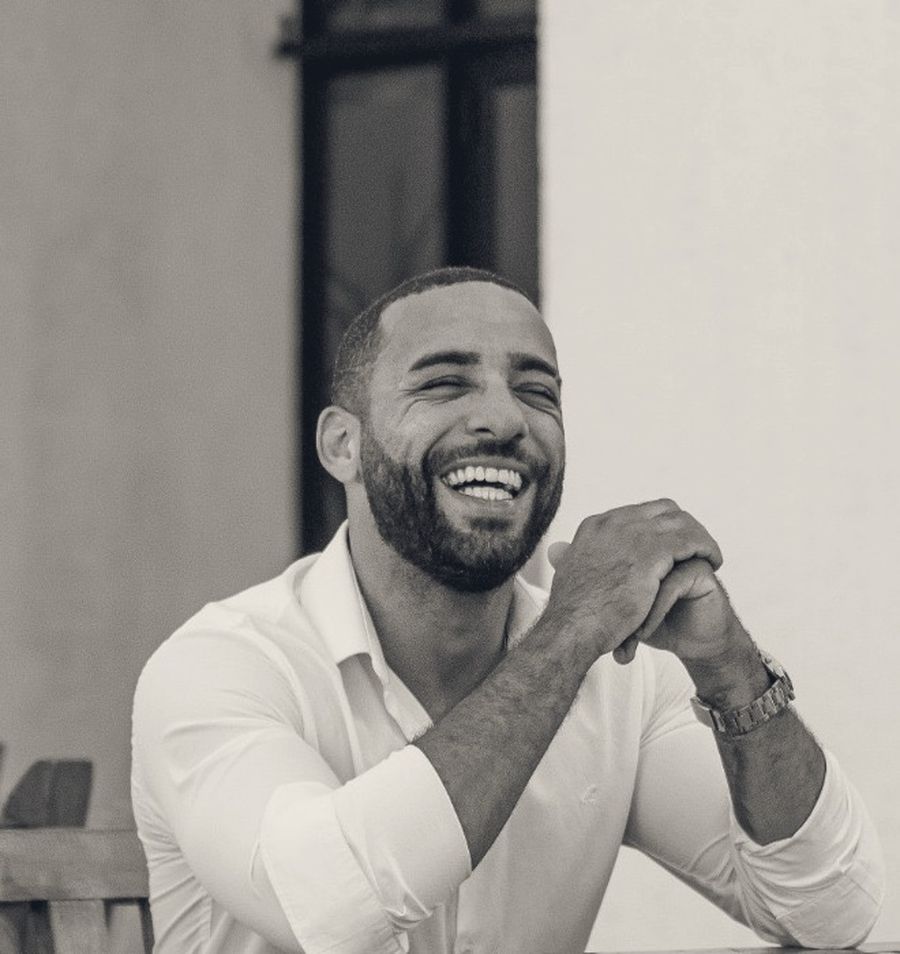 Felipe Pereira sorrindo, em preto e branco